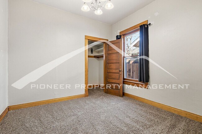 Building Photo - Beautiful Home with Fenced Yard and Washer/Dryer