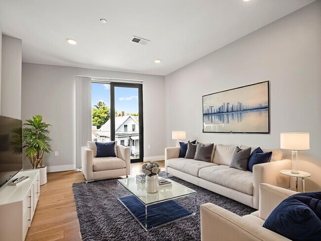 Building Photo - 9 Central St