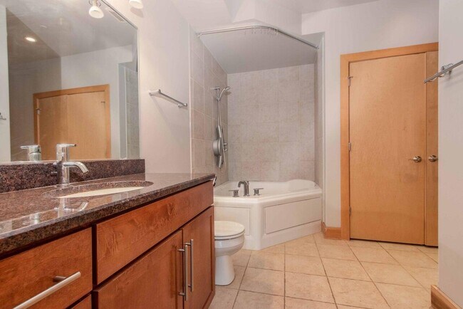 Building Photo - 1550 E Royall Pl