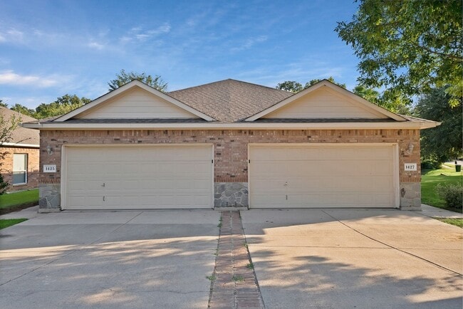 Building Photo - 1427 Piedmont Dr