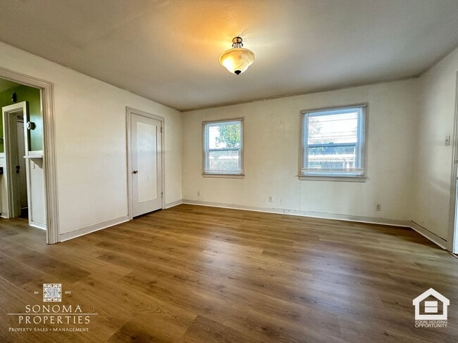 Building Photo - Charming Cottage, Close to Downtown/Plaza!