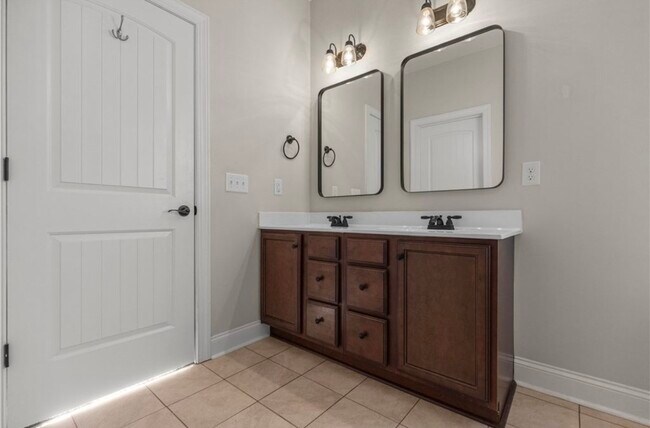 Building Photo - 411 W Sundance Dr