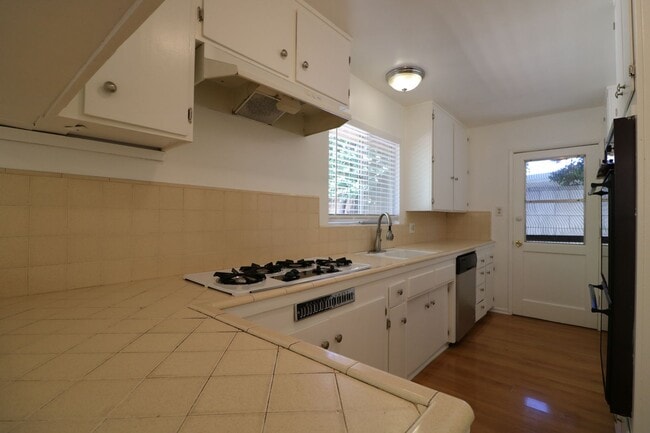 Building Photo - 3 BEDROOM, 2 BATH:  Home for Lease in Nort...