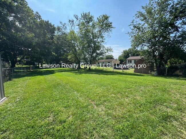 Building Photo - Three Bedroom Brick Ranch with Full Basement and Yard