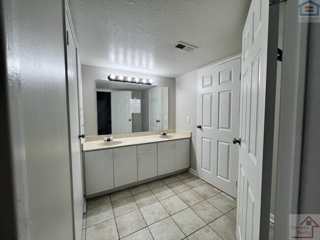 Building Photo - 915 S Seminole Dr