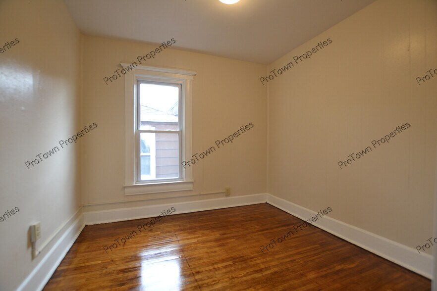 Building Photo - 207 Bridge St