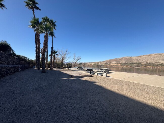 Building Photo - 1611 AZ-95