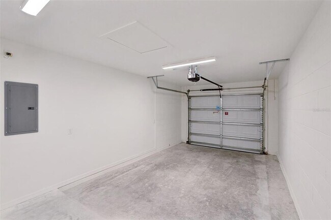 Building Photo - 1075 N Rockingham Ave