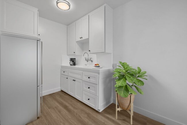 Building Photo - Newly Renovated Studio on 2nd Street- Alamitos Beach
