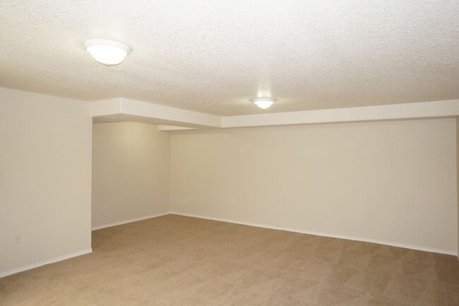 Building Photo - SE Jewel! Spacious living!