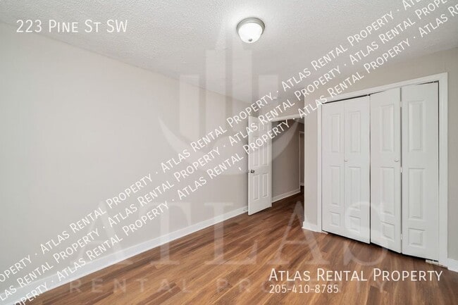Building Photo - 223 Pine St SW
