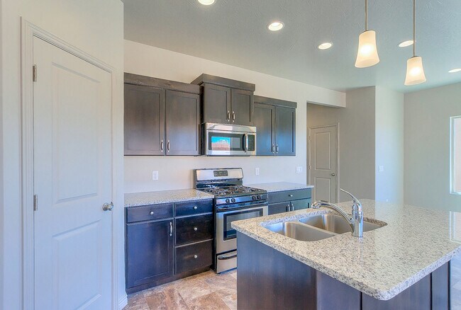 Building Photo - 4 Bedroom End Unit in Sienna Hills! Small Dog Friendly!