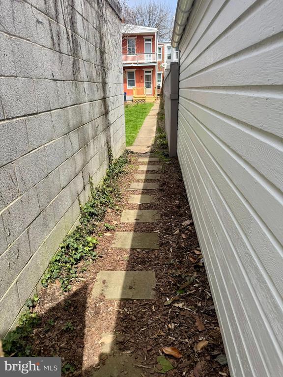 Building Photo - 112 E 3rd St