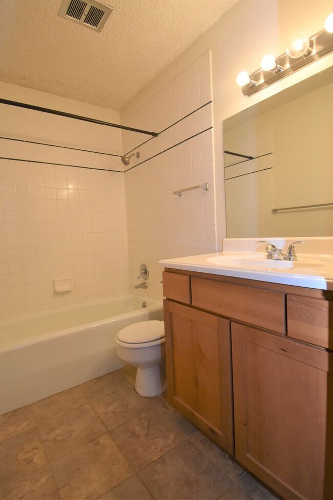 Building Photo - 2Bed 1.5Ba W/ Carport! Close to Trails, Ho...
