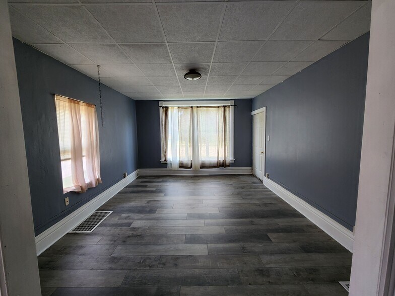 Building Photo - 623 E Irving Ave