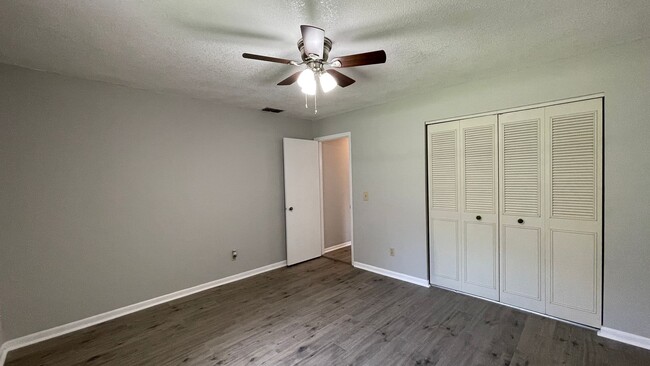 Building Photo - Move-In Ready! Charming 3-Bed 2-Bath Singl...