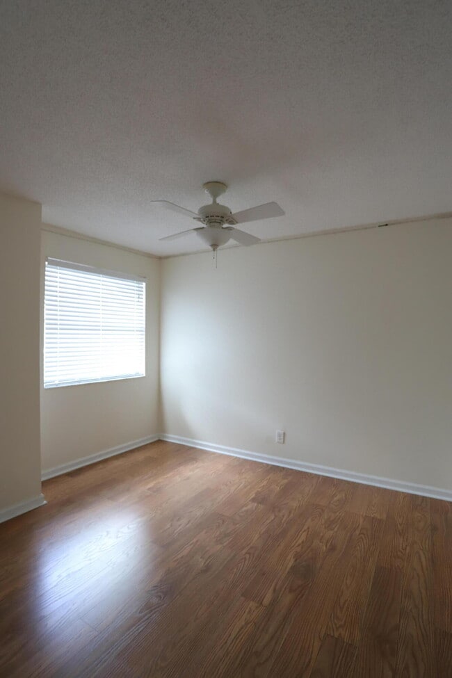 Building Photo - 1715 Woodbridge Lakes Cir