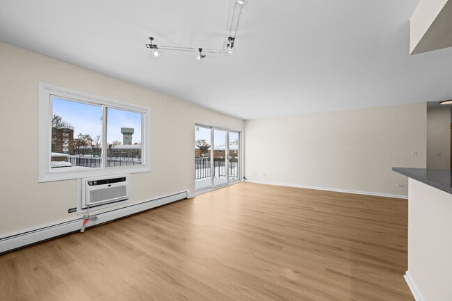 Building Photo - 10385 Dearlove Rd