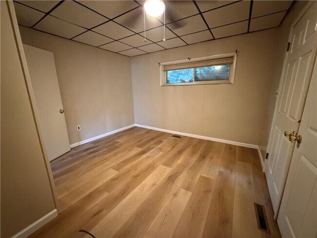 Building Photo - 735 Athalia St