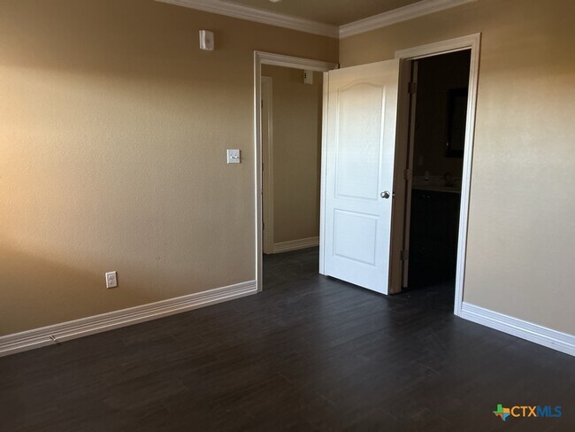 Building Photo - 2710 S Clear Creek Rd