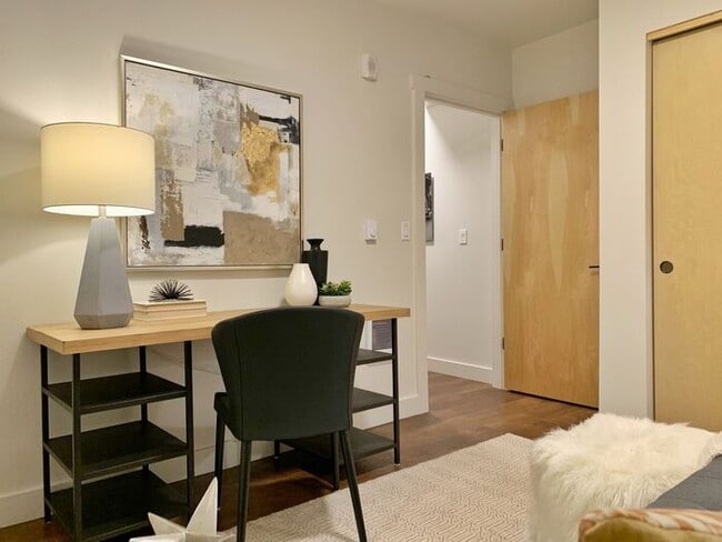 Building Photo - Luxury top floor 2bd in the heart of Sellw...