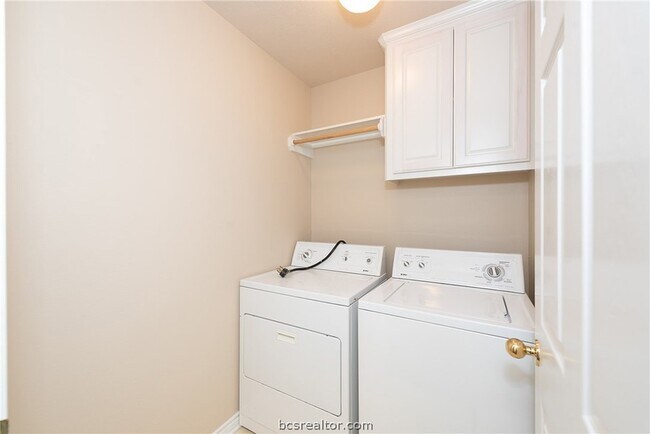 Building Photo - 906 Gardenia St
