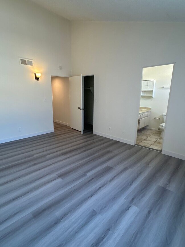 Building Photo - Most Desirable North Alhambra Condo Right Across from City Hall and Walking to Alhambra HS