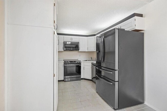 Building Photo - 13770 Oneida Dr