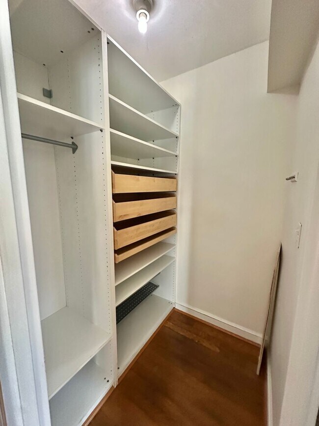 Building Photo - FREE RENT! Spectacular Scott Circle Solarium Studio Dupont-Logan