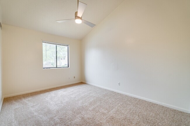 Building Photo - 1116 Blue Ridge Dr