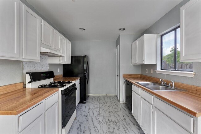 Building Photo - 1806 Krizan Ave