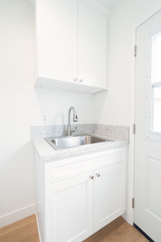Building Photo - Charming 3 Bedrooms 2 Bathrooms Home $4,00...