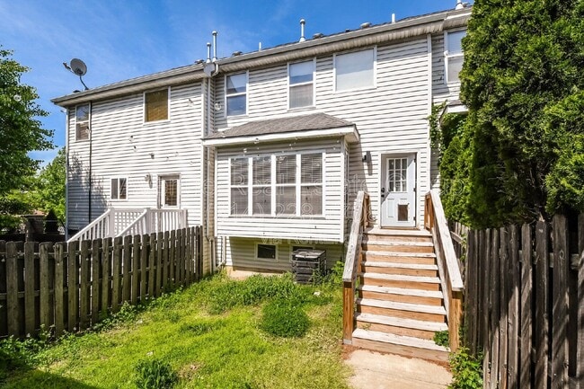 Building Photo - 404 N Sarah St