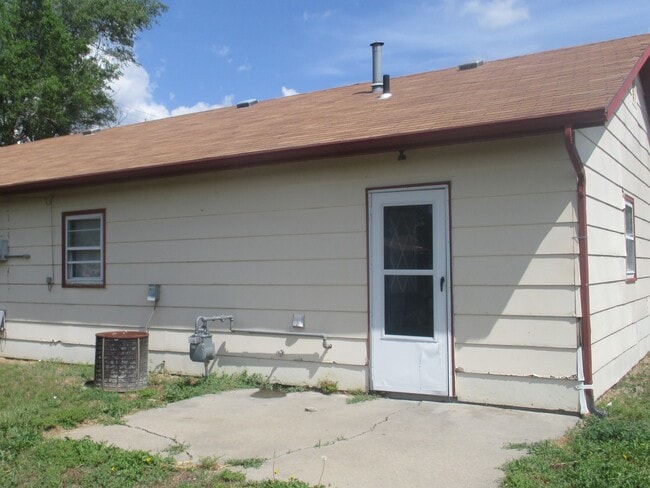 Building Photo - Central Location