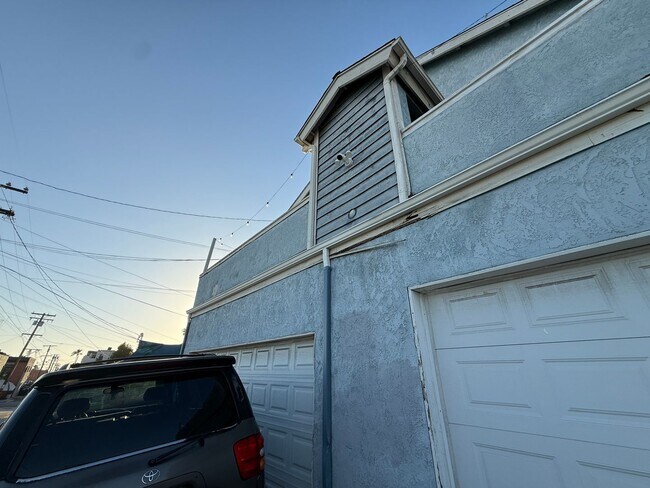 Building Photo - 1421 Felspar St