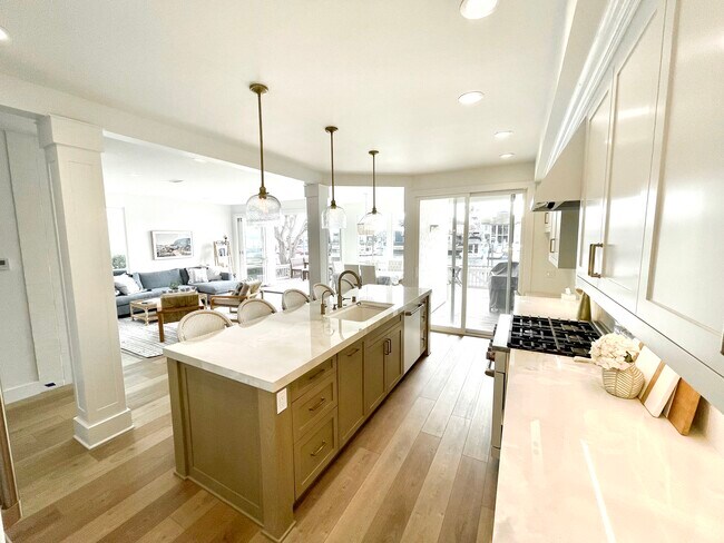 Building Photo - 49 Kingston Ct S