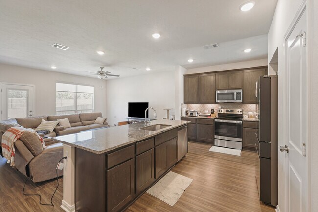 Building Photo - 1320 Kingsgate Dr