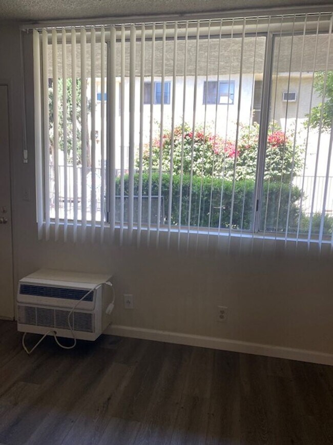 Building Photo - Beautiful One Bedroom