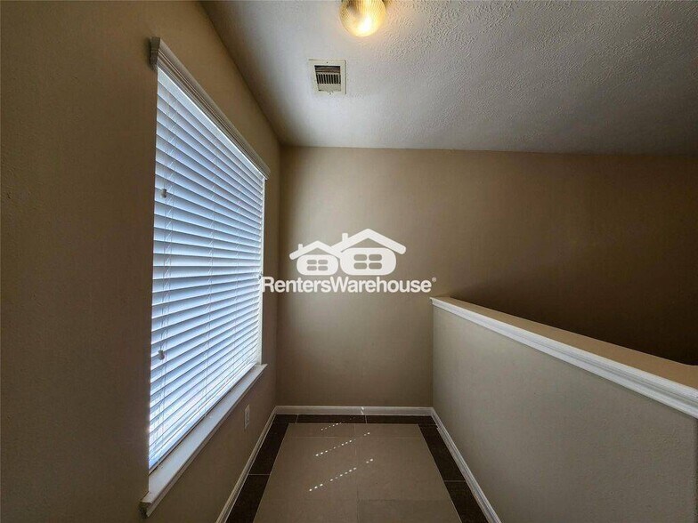 Building Photo - 11111 Valley Kings Dr