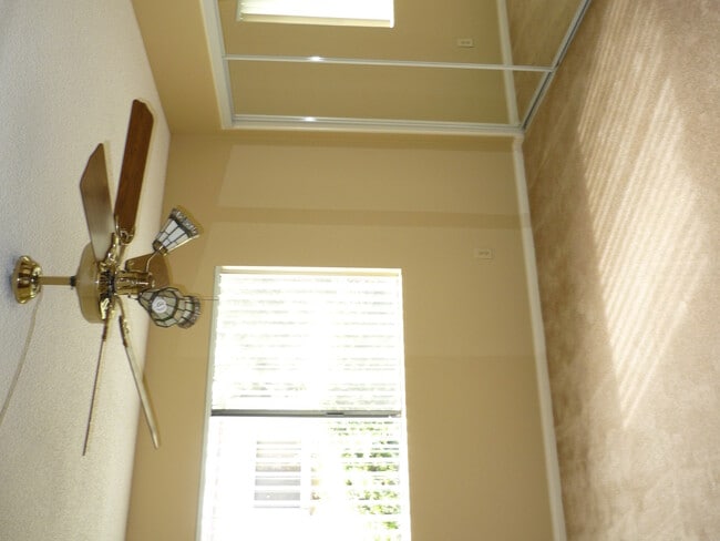Building Photo - Secluded Corner Unit Condo!