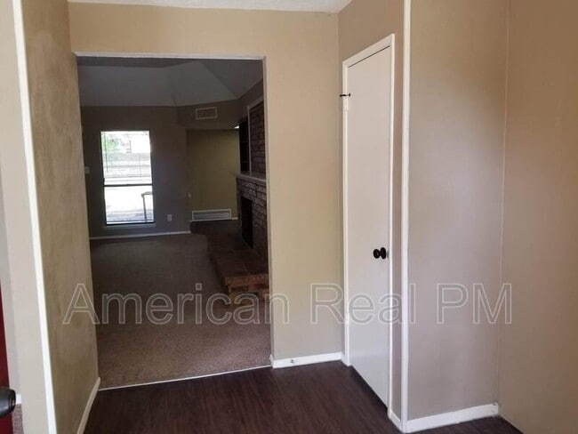 Building Photo - 801 Wood Glen