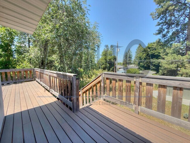 Building Photo - Spacious Dwight Merkel Home