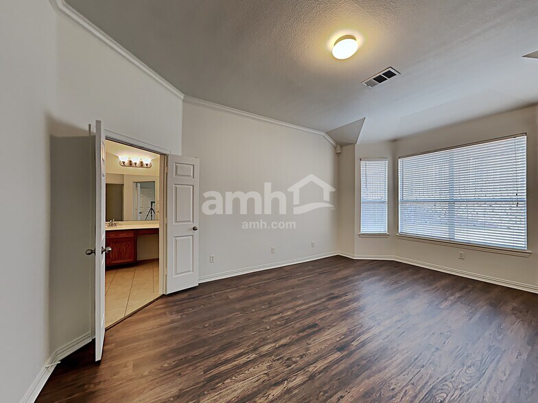 Building Photo - 5805 Kiger Dr