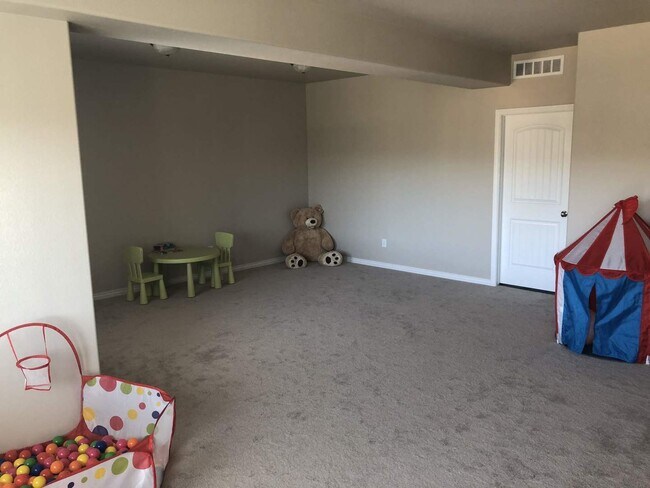 Building Photo - Newer 5bdrm + Office in D20 North Fork Wit...