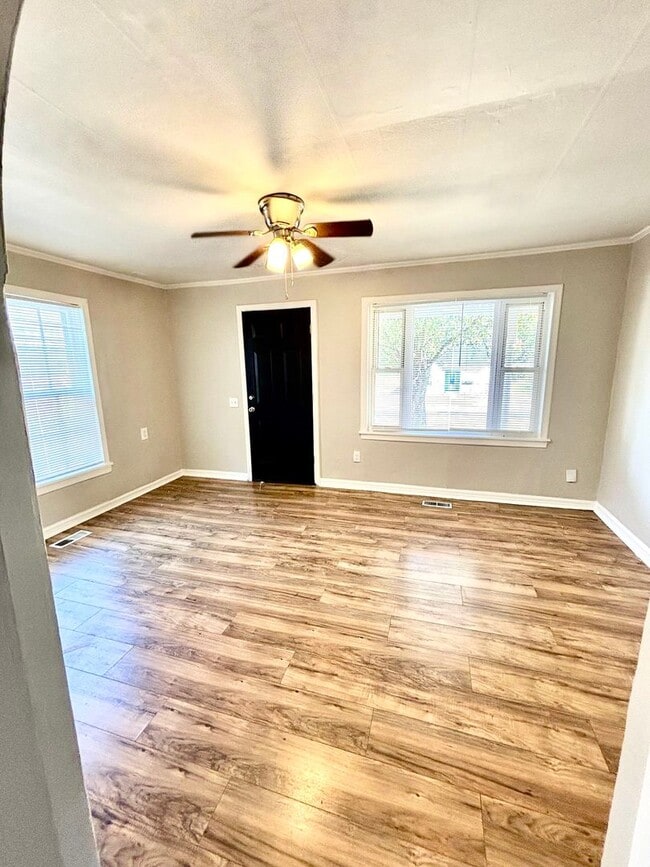Building Photo - 631 Warner--Move In Ready!