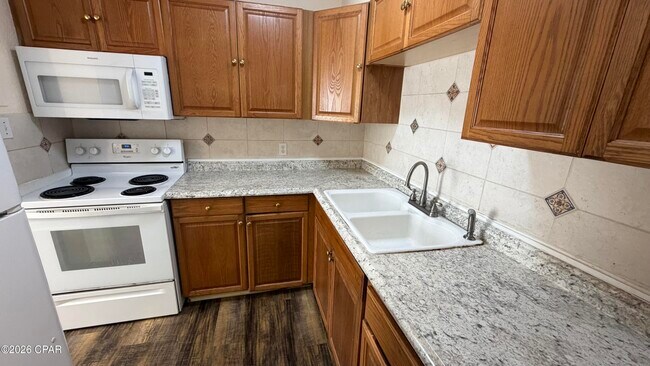 Building Photo - 300 N James Ave