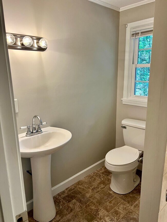 Building Photo - 3 Bedrooms, 2 Bath Home for Rent