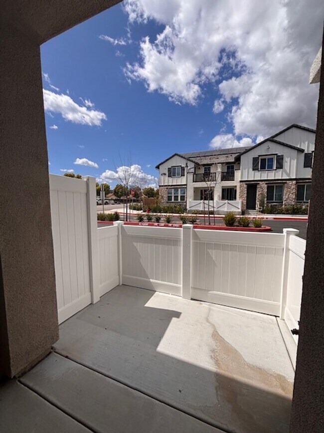 Building Photo - Welcome home to this beautiful Murrieta Town Home!
