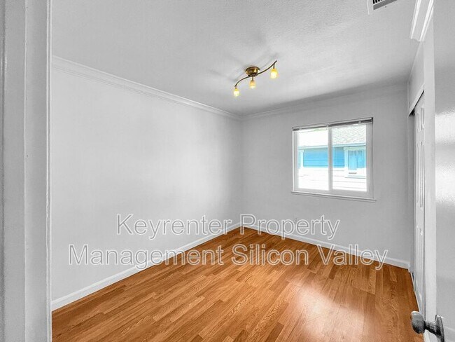 Building Photo - 547 Groth Pl