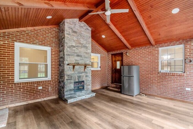 Building Photo - Space to Live, Room to Dream, 4BR/2BA with flex space, office, 2 car dettached garage and ample p...
